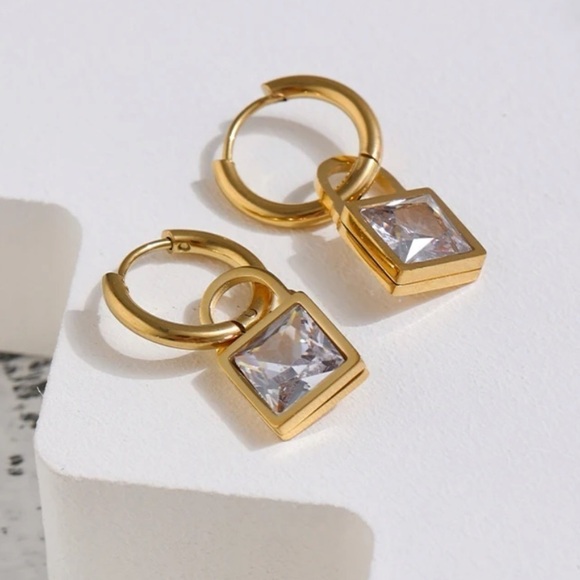 ⭐️ 𝅺NEW Clear or Emerald Green Gemstone 18K Gold Plated Hoop Earrings - Picture 2 of 15